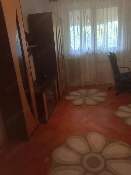 Apartament cu 3 camere semidecomandat în P-ța Doina