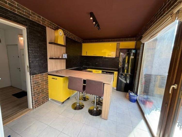 Apartament cu 3 camere semidecomandat în Nerva Traian