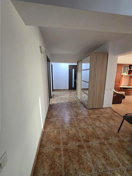 Apartament cu 4 camere decomandat în Berceni