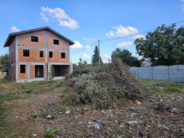 Casă individuală cu 7 camere cu Canalizare în Chiajna