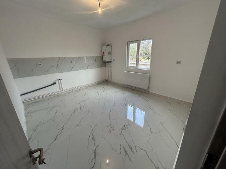 Casă cu 3 camere în Lumina