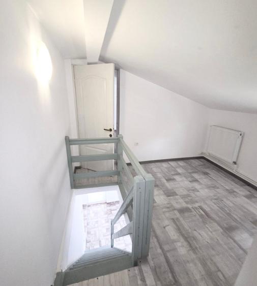 Casă individuală cu 6 camere cu Canalizare în Central