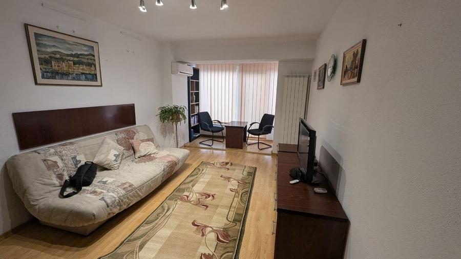 Apartament cu 3 camere semidecomandat în Central