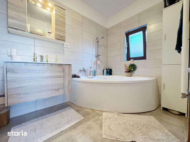 Casă cu 5 camere cu Teren 504 Mp în Sânmihaiu Român