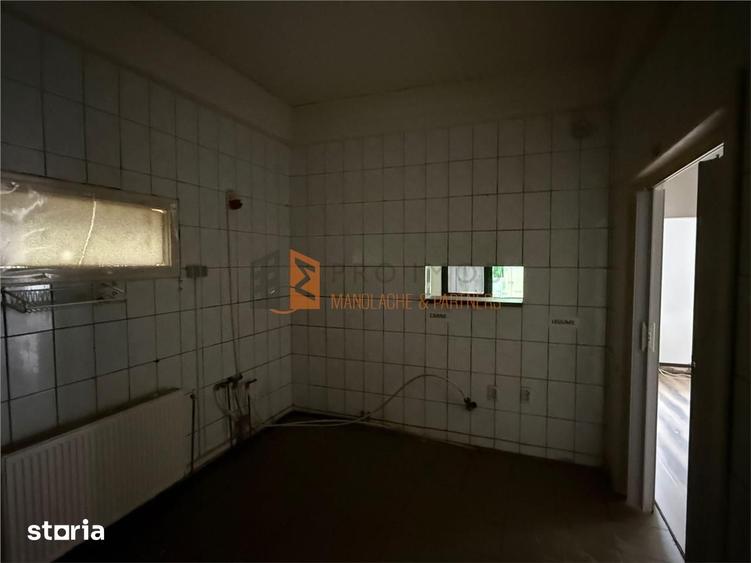 Casă cu 8 camere decomandat cu Teren 30 Mp în Siriu