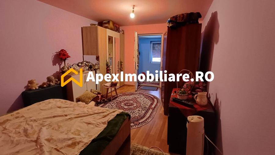 Casă individuală cu 15 camere cu Canalizare în Apărătorii Patriei