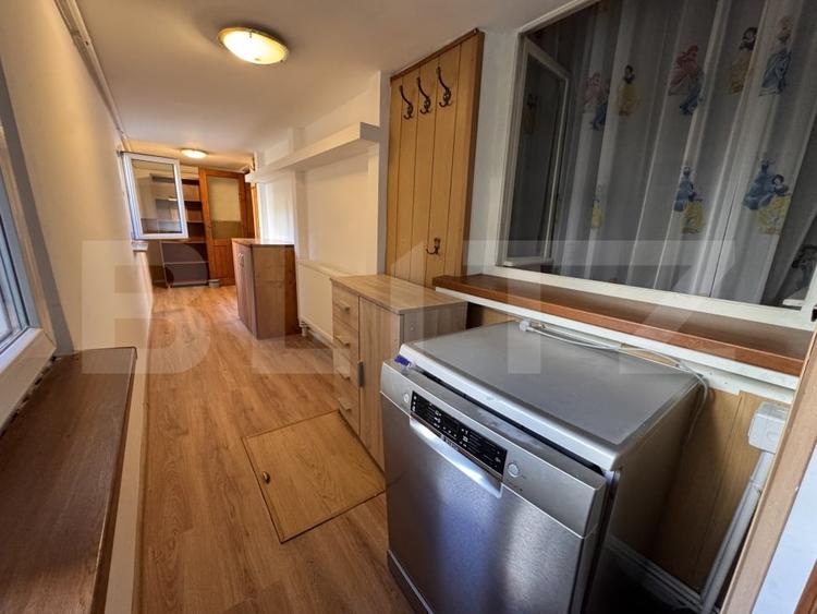 Apartament cu 3 camere decomandat, mobilat în Sărari