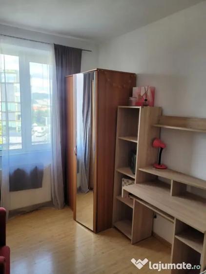 Apartament cu 3 camere semidecomandat în Tineretului