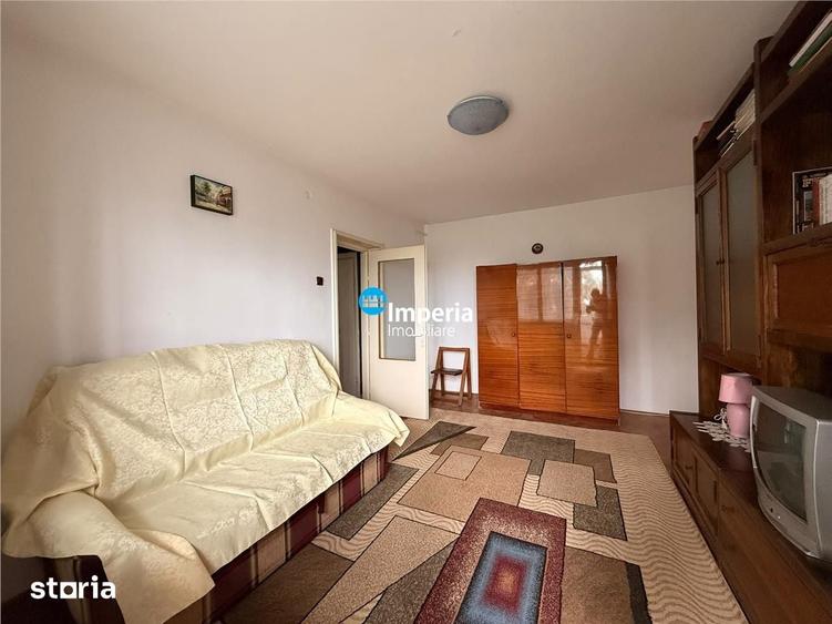 Apartament cu 3 camere semidecomandat în Tătărași