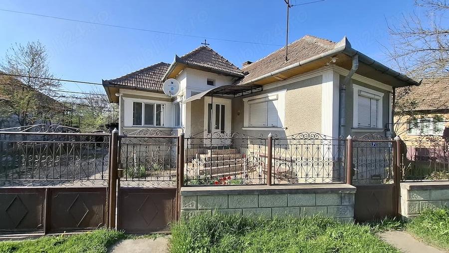 Casă cu 2 camere cu Teren 2236 Mp în Central
