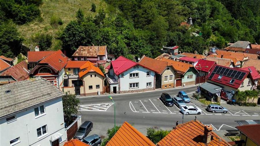 Casă individuală cu 6 camere cu Canalizare în Schei