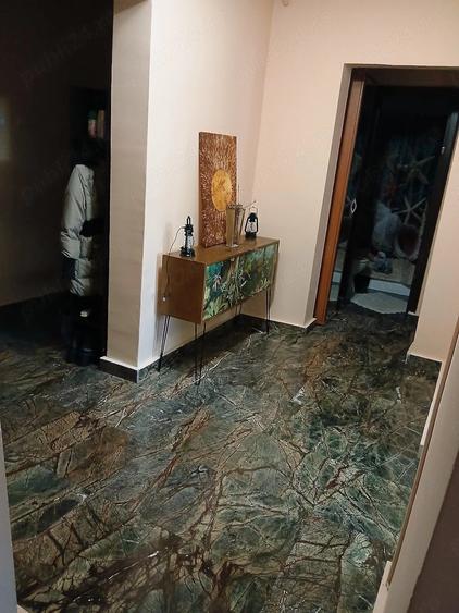 Apartament cu 4 camere decomandat în Găești