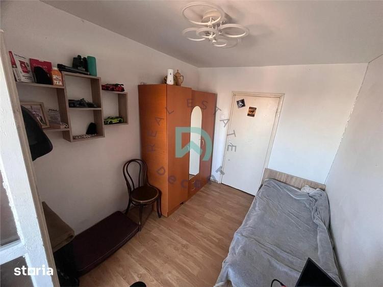 Apartament cu 3 camere decomandat în Astra