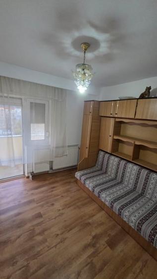 Apartament cu 3 camere semidecomandat, mobilat în Micro 16