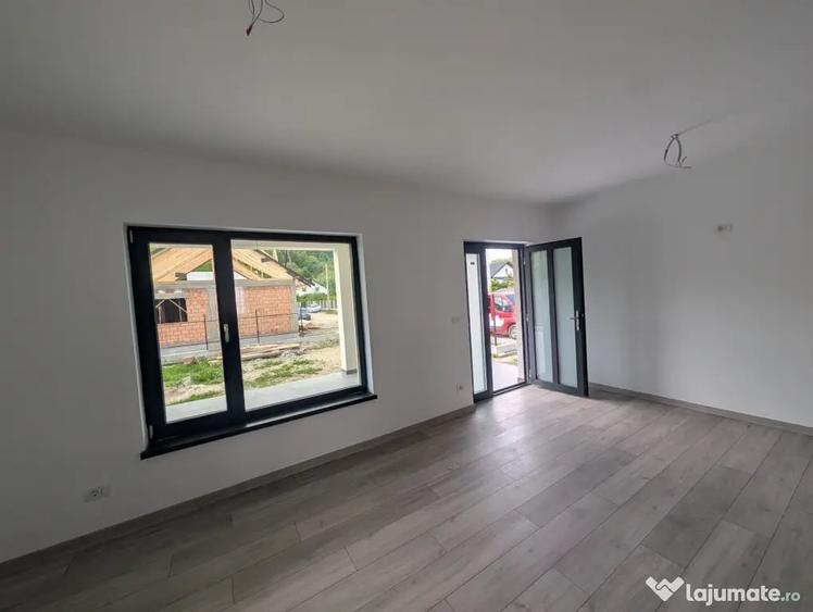 Casă cu 4 camere cu Teren 400 Mp în Central