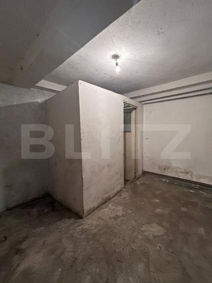 Casă individuală cu 10 camere cu Canalizare în Central