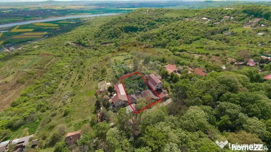 Casă cu 4 camere cu Teren 1425 Mp în Podgoria