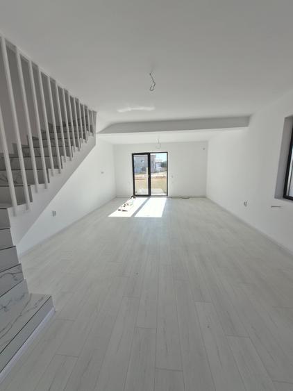 Duplex cu 4 camere cu Canalizare în Haliu