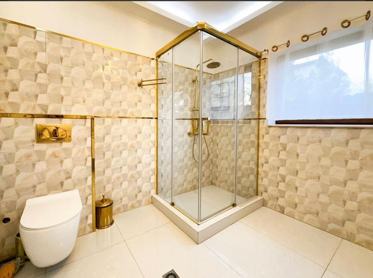 Casă individuală cu 8 camere cu Canalizare în Central