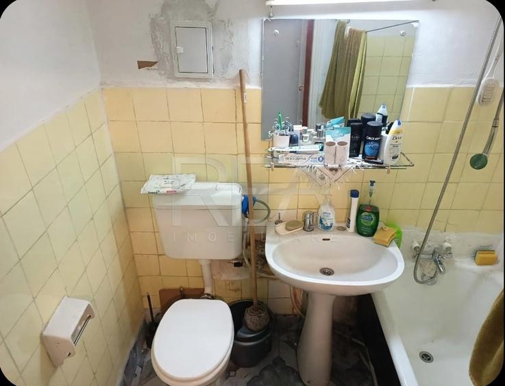 Apartament cu 3 camere semidecomandat în Berceni