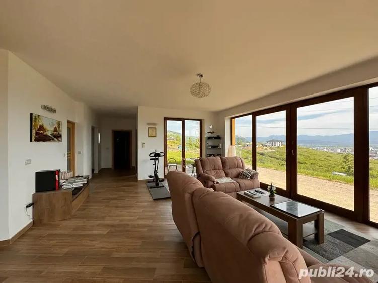 Casă cu 3 camere cu Teren 2400 Mp în Vulcan