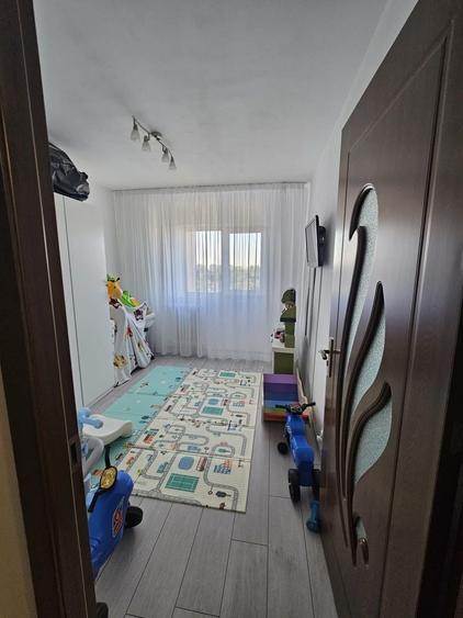 Apartament cu 4 camere semidecomandat în Central