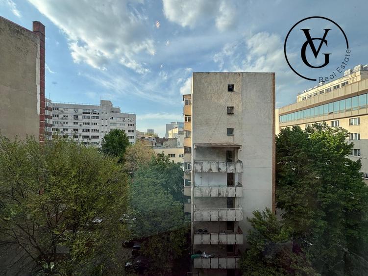 Apartament cu 4 camere semidecomandat, mobilat în P-ța Universității