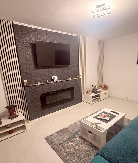 Apartament cu 3 camere decomandat în Exterior Vest