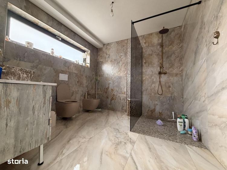 Casă cu 4 camere cu Teren 681 Mp în Axintele