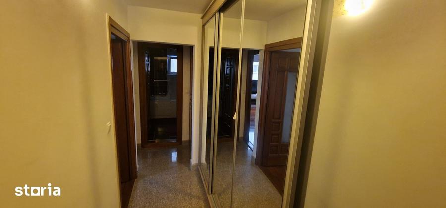 Apartament cu 3 camere decomandat în Central
