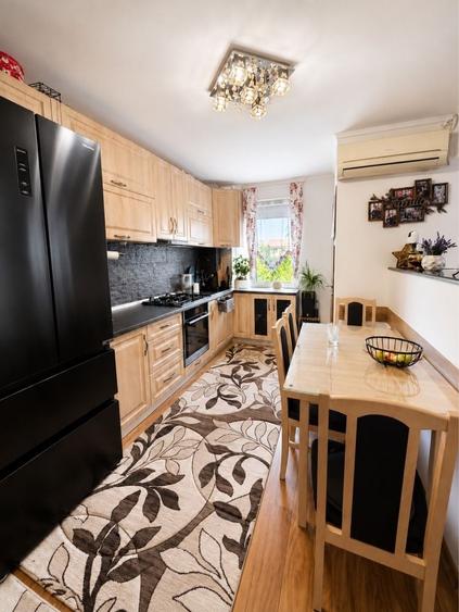 Apartament cu 3 camere decomandat în Est
