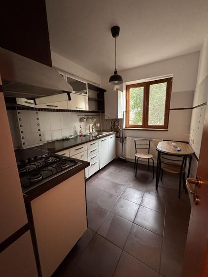 Apartament cu 4 camere decomandat în Aleea Trandafirilor