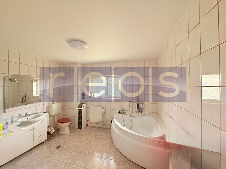 Casă individuală cu 7 camere cu Canalizare în Fundeni