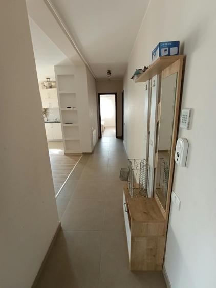 Apartament cu 3 camere semidecomandat, mobilat în Dumbrăvița