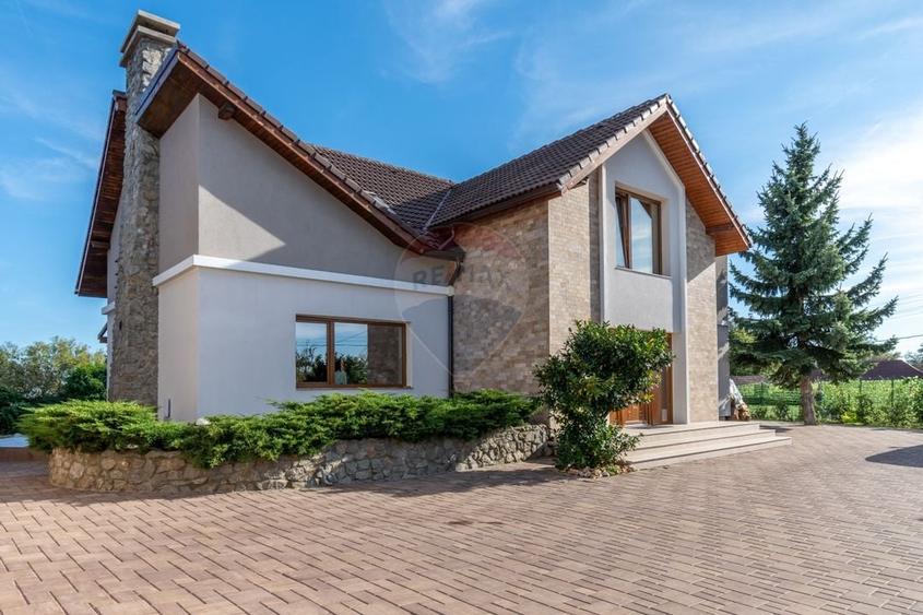 Casă individuală cu 9 camere cu Teren 2000 Mp în Feleacu