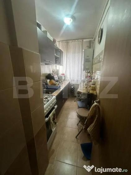 Apartament cu 3 camere semidecomandat, mobilat în Craiovița Nouă
