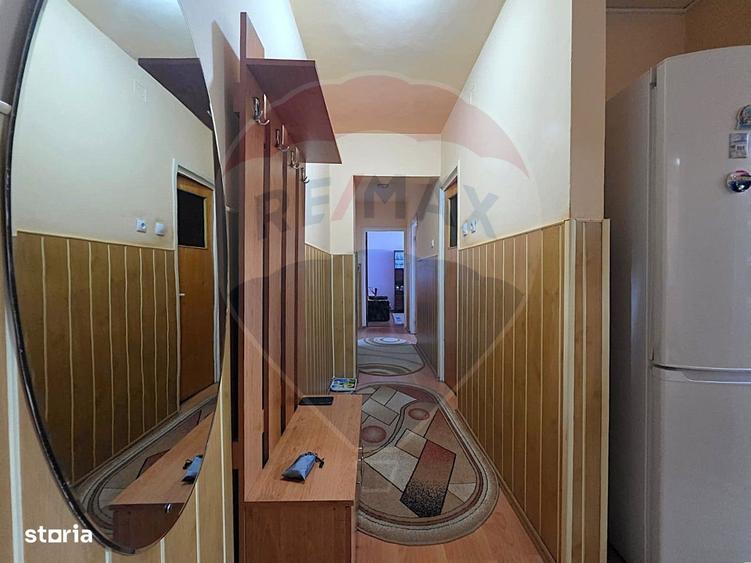 Apartament cu 3 camere decomandat în Vitrometan