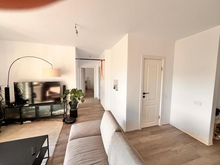 Apartament cu 3 camere semidecomandat, mobilat în Florești