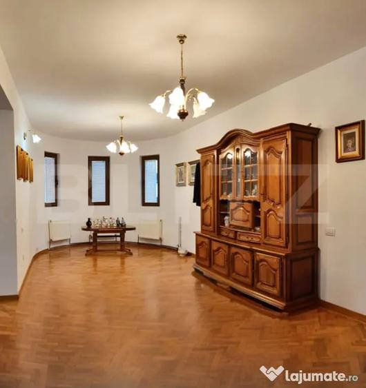 Casă cu 7 camere cu Teren 1178 Mp în Central