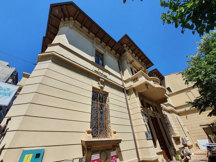 Casă cu 17 camere cu Garaj în P-ța Romană