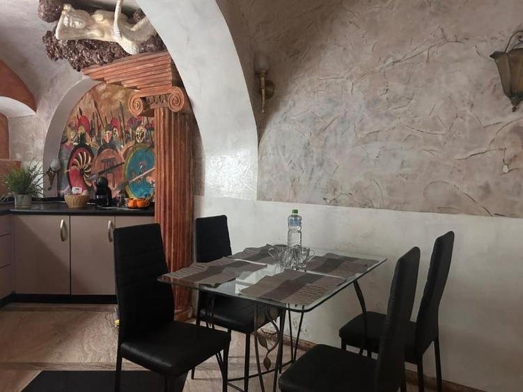 Apartament cu 2 camere semidecomandat, mobilat în Ultracentral