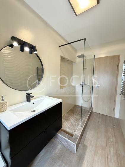 Apartament cu 4 camere semidecomandat, mobilat în P-ța Victoriei