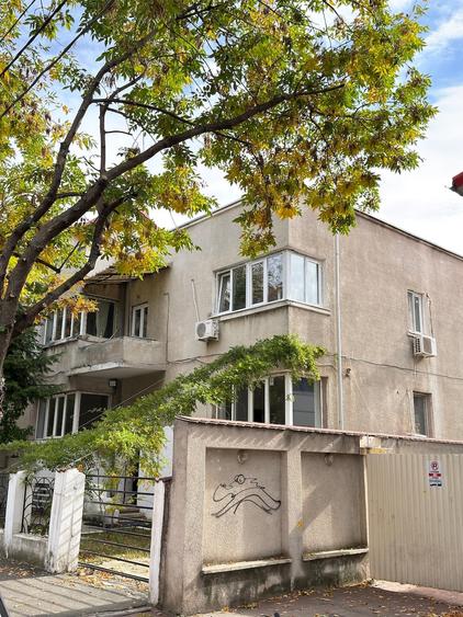 Casă individuală cu 9 camere cu Garaj în Obor