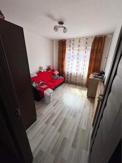 Apartament cu 3 camere decomandat, mobilat în Tolstoi