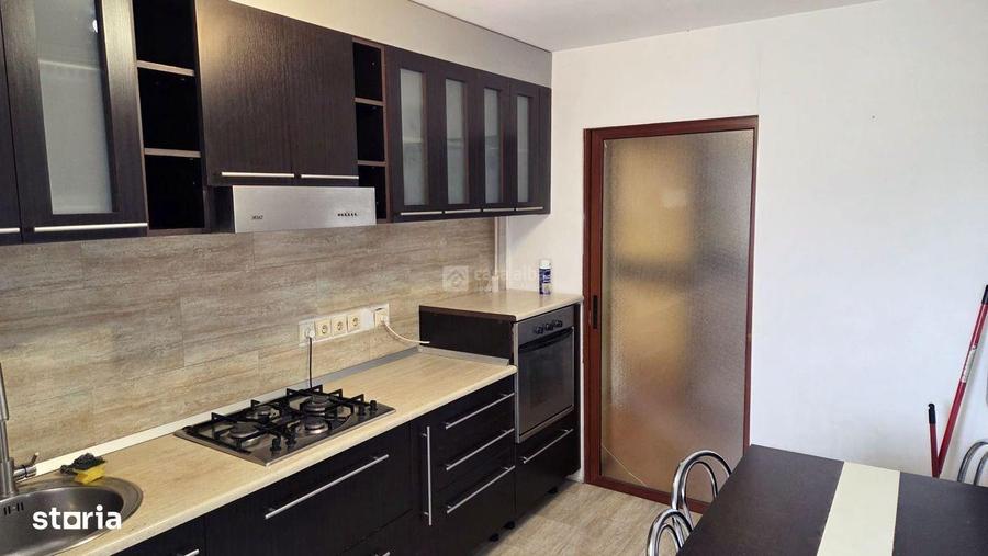 Apartament cu 3 camere semidecomandat, mobilat în Semicentral