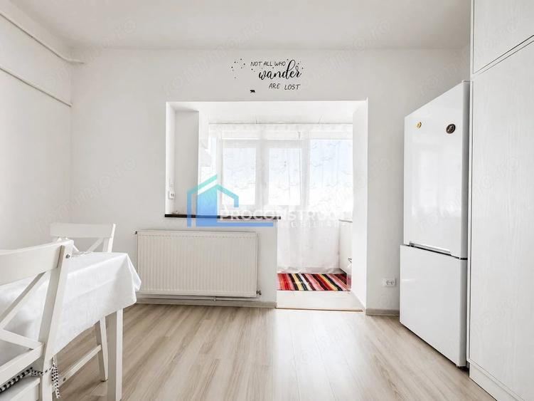 Apartament cu 3 camere semidecomandat în Buziașului