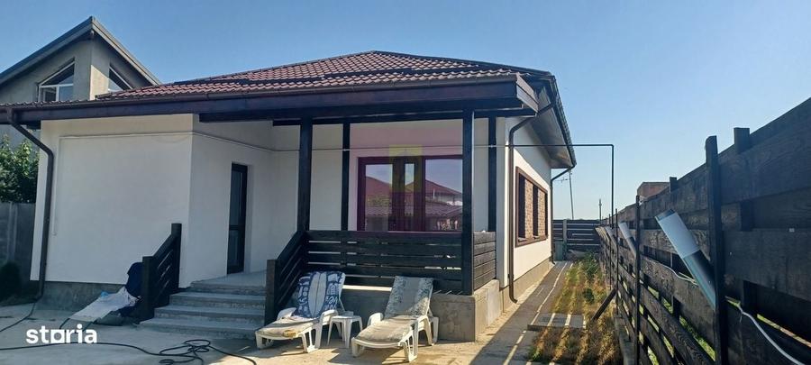 Casă cu 4 camere în Săbăreni