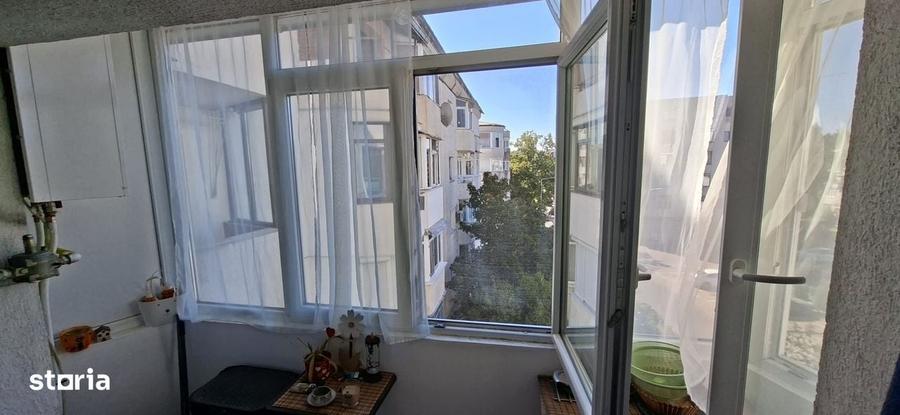 Apartament cu 3 camere decomandat în Est