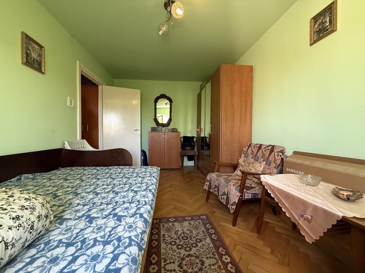 Apartament cu 3 camere semidecomandat, mobilat în Dâmbovița
