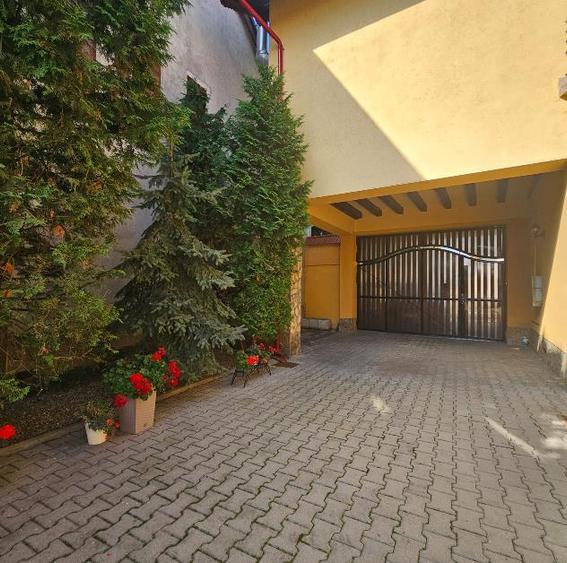 Casă individuală cu 7 camere cu Teren 1723 Mp în Hărman